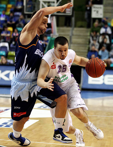 两球并送出 两球并送出